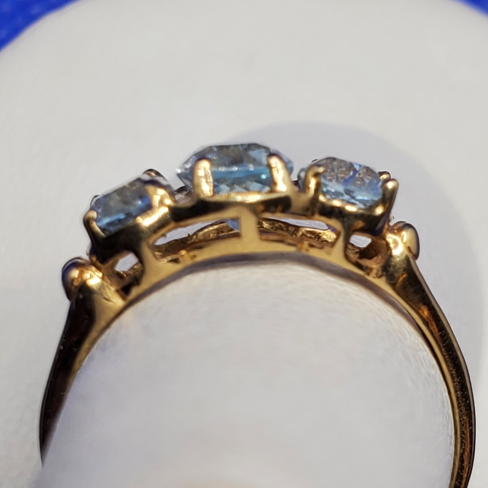 Light blue topaz 3 stone ring - Picture 5 of 8